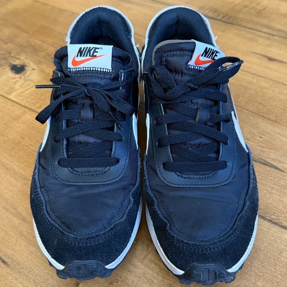 WOMEN'S NIKE WAFFLE DEBUT SNEAKERS- 9 - Picture 2 of 8